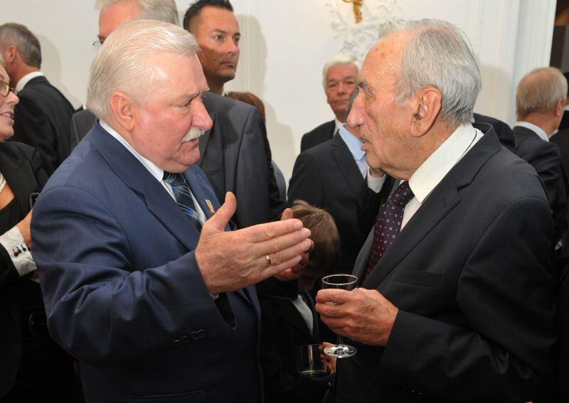 Pałac Opatów, październik - 2011 r. Przyjecie urodzinowe z okazji 68 urodzin Lecha Wałęsy. W rozmowie z byłym prezydentem Tadeusz Mazowiecki 