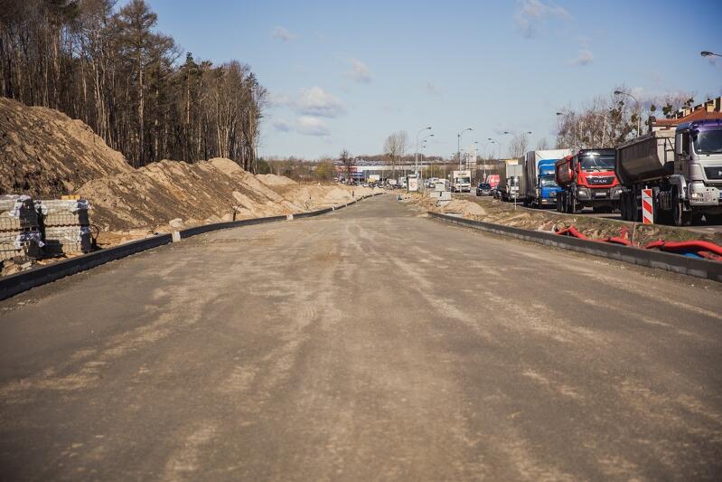 Odcinek rozbudowywanej ul. Kartuskiej w Gdańsku to projekt zakwalifikowany do programu dla samorządów „15 inwestycji z okazji 15-lecia LOTOS Asfalt”. Dzięki zastosowaniu nowoczesnego asfaltu wysokomodyfikowanego MODBIT HIMA droga ta zyska bardzo trwałą nawierzchnię, odporną na deformacje