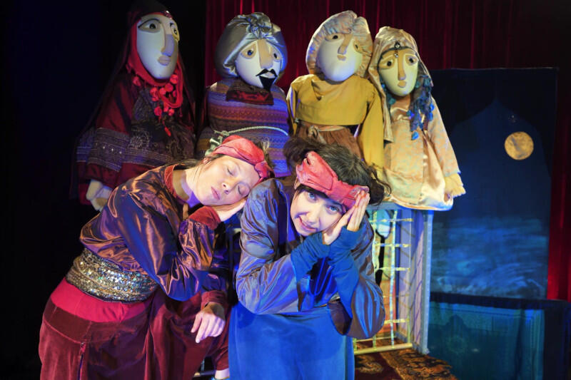 Spektakl dla dzieci „Ali Baba i Czterech Rozbójników” Wędrownego Teatru Lalek Małe Mi to propozycja Teatru w Blokowisku na ten weekend