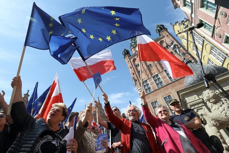 W tym roku obchodzimy 17. rocznicę wejścia Polski do Unii Europejskiej. Z tej okazji 1 maja w Gdańsku odbędzie się spacer z flagami. Nz, świętowanie w 2019 roku, przed Dworem Artusa