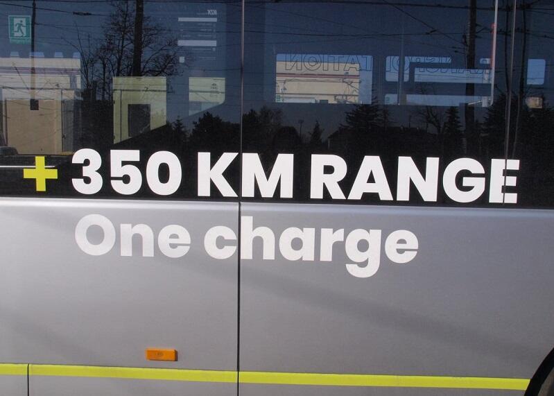 350 km na jednym ładunku - głosi napis reklamowy na karoserii bocznej testowanego autobusu