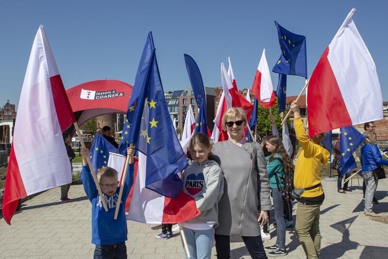 W 2019 roku na 15-lecie Polski w Unii Europejskiej mieszkańcy Gdańska utworzyli na Ołowiance żywą flagę UE. Wówczas nie było jeszcze ograniczeń związanych z pandemią koronawirusa. W tym roku żywej flagi nie będzie. ale Miasto i tak przygotowało bogaty program dla uczczenia ważnych majowych dat