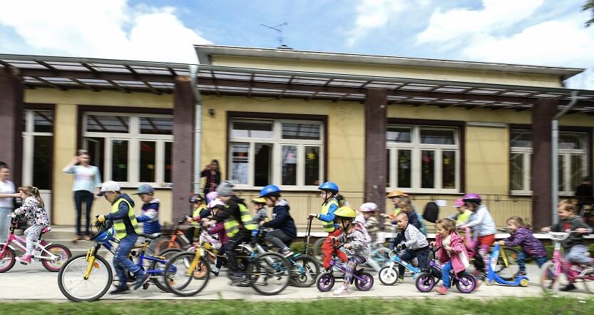 Prawdziwy tłum gdańskich przedszkolaków na rowerach, hulajnogach i `tuptusiach`, zdjęcie archiwalne