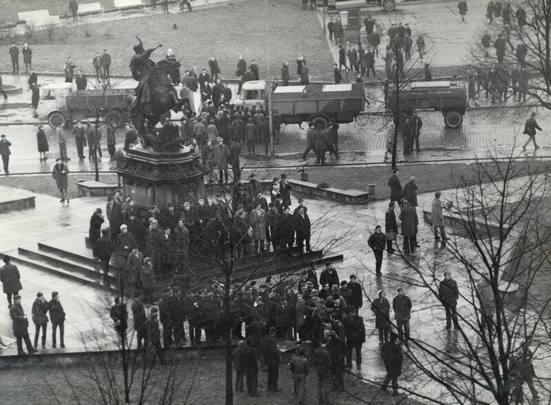 Wydarzenia Grudniowe. Mieszkańcy Gdańska na Targu Drzewnym pod pomnikiem Jana III Sobieskiego, 14 lub 15.12.1970 r.202005148421
