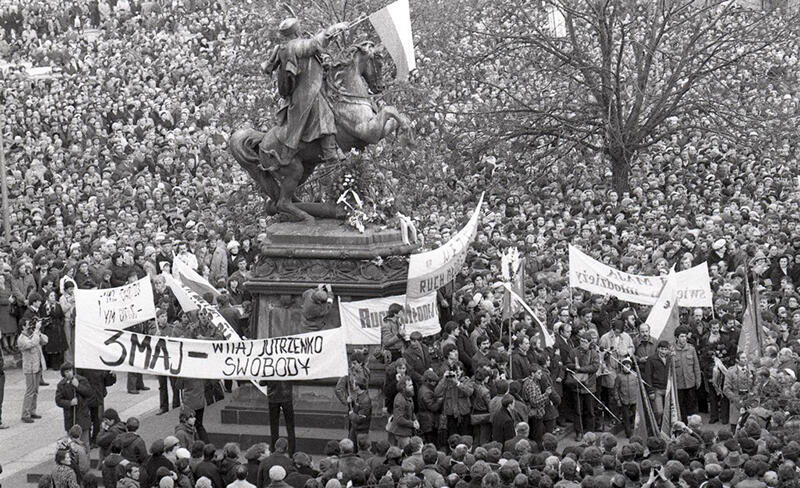 Rok 1981. 20 tys. osób pod pomnikiem Jana III Sobieskiego w rocznicę uchwalenia Konstytucji Trzeciego Maja 