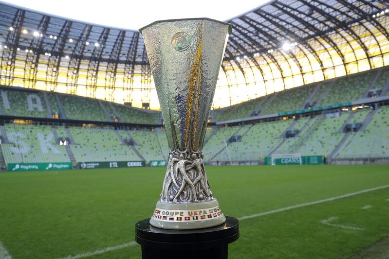 Zwycięzca gdańskiego finału prócz przechodniego pucharu Ligi Europy UEFA otrzyma 8,5 mln euro nagrody. Drużyna pokonana tez nie wyjedzie z naszego miasta z pustymi rękami - dostanie 4,5 mln euro. Nz. Puchar Europy UEFA podczas prezentacji na stadionie Arena Gdańsk w 2019 roku