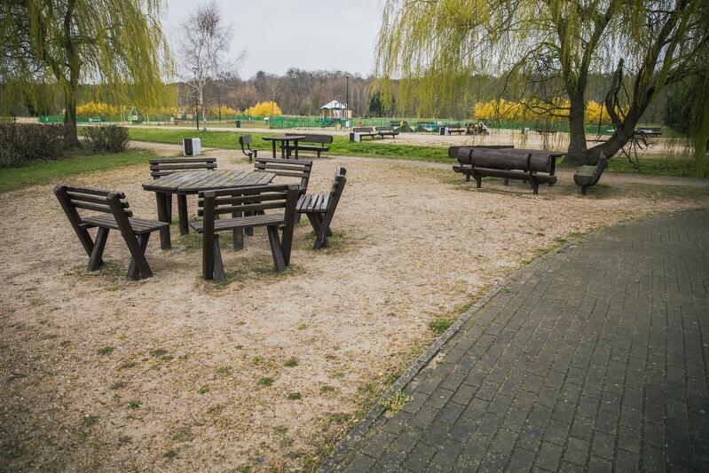 Piknikowe stanowisko w Parku Reagana w Gdańsku, jeśli chcesz grillować, sprzęt musisz przynieść ze sobą