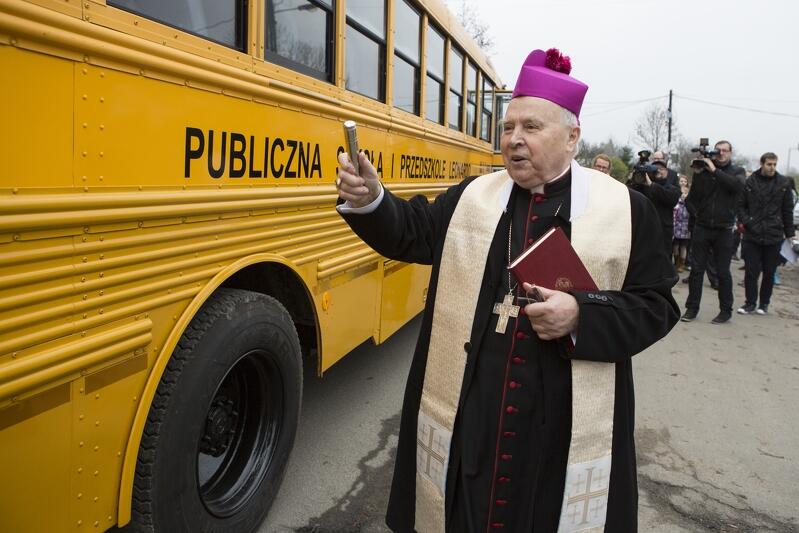 Pierwsza przejażdżka oryginalnym amerykańskim School Busem, zakupionym przez w Szkołę Podstawową nr 29 w Gdańsku Rudnikach, nie mogła się odbyć - rzecz jasna - bez arcybiskupa Tadeusza Gocłowskiego i kropidła; 13 listopada 2014 roku