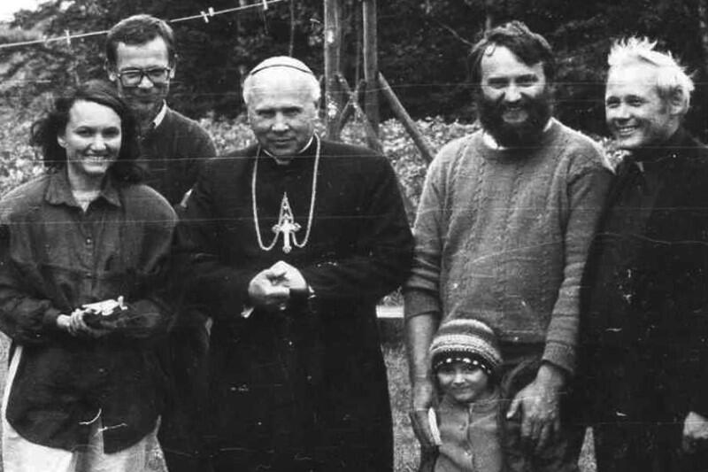 Podczas spotkania na Kaszubach, w latach 80. ubiegłego wieku. Profesor Józef Borzyszkowski stoi na prawo od arcybiskupa Tadeusza Gocłowskiego