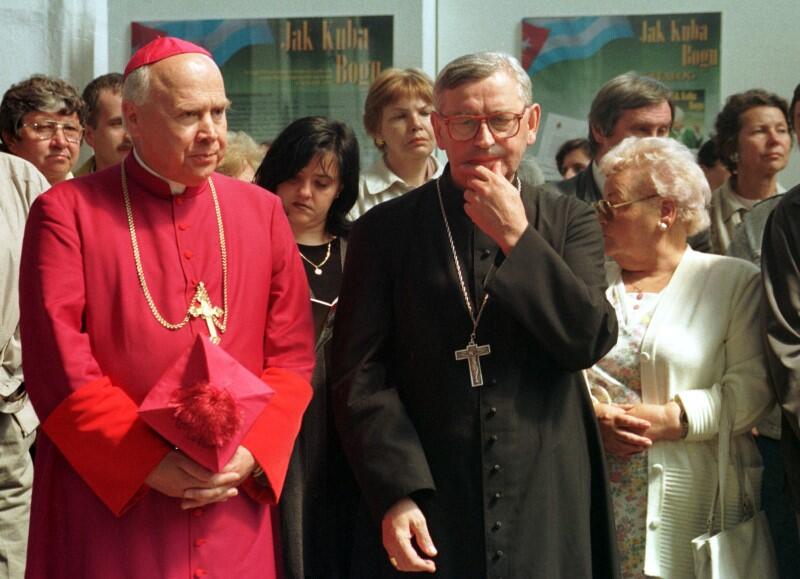 Przyjaźnił się z biskupem Tadeuszem Pieronkiem. Profesor Borzyszkowski: “Ładna przyjaźń dwóch Tadeuszów to była. A święty Juda Tadeusz, to jak wiadomo patron rzeczy trudnych, czy też niemożliwych - i w ich wydaniu było możliwe coś, co dla wielu innych biskupów leżało w sferze niemożliwego”. Nz. obaj biskupi podczas wernisażu wystawy zdjęć papieża Jana Pawła II z pielgrzymki na Kubę, 31 maja 1998 roku
