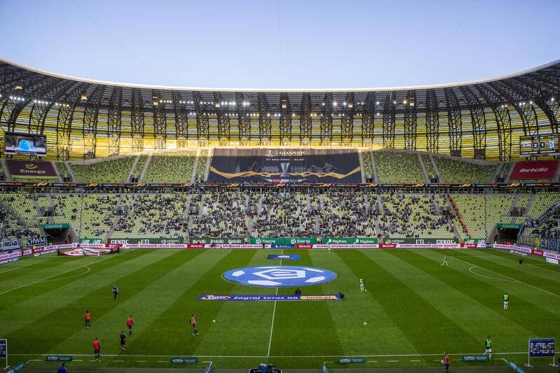 Pierwotnie finał Ligi Europy w Gdańsku miał się odbyć w maju 2020 roku, ale ze względu na pandemię został przeniesiony do Kolonii. Tak więc stadion Arena Gdańsk będzie gościć to prestiżowe wydarzenie z rocznym opóźnieniem. UEFA sprzedała prawa do transmisji telewizyjnej do 80 krajów świata, co oznacza, że mecz obejrzą - ostrożnie oceniając - dziesiątki milionów widzów, ale zapewne będzie to w sumie ponad 100, a być może nawet 200 milionów