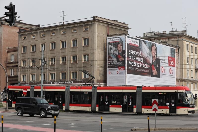 Billboard, który wisi na rusztowaniu jest zgodny z Uchwałą Krajobrazową Gdańska, która dopuszcza takie rozwiązanie na 12 miesięcy, dając właścicielowi szansę na zarobienie dodatkowych środków na potrzeby remontu
