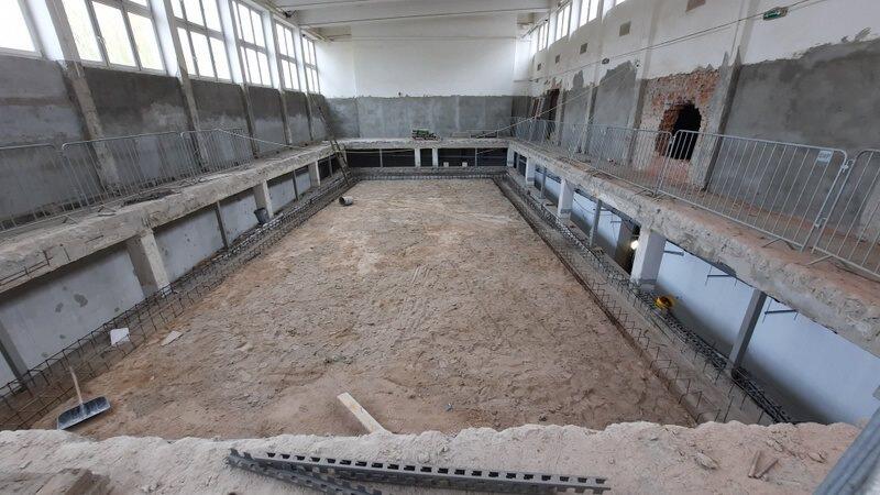 W Zespole Szkół Kreowania Wizerunku prowadzone są prace związane z wykonaniem fundamentów niecki basenowej