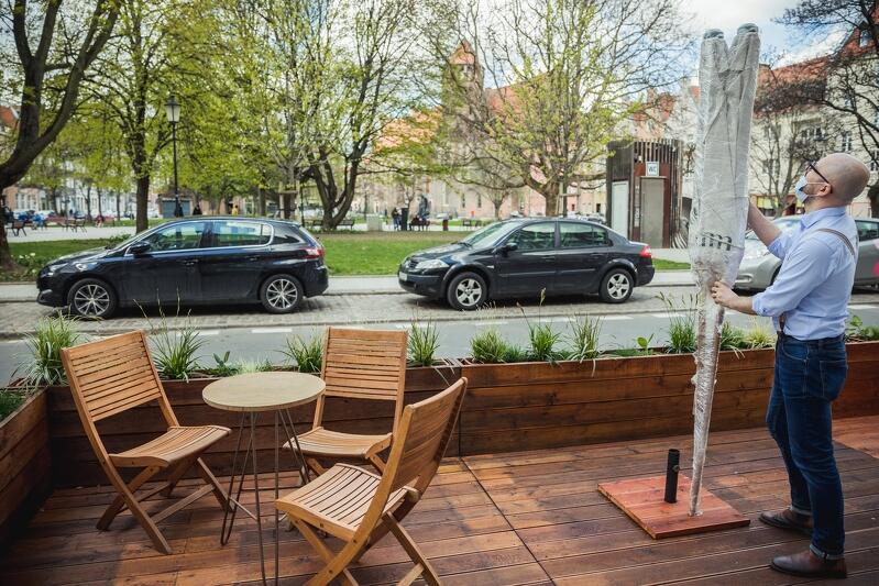Krzysztof Ilnicki, właściciel dwóch gdańskich kawiarni UMAM szykuje ogródek na letni sezon 2021