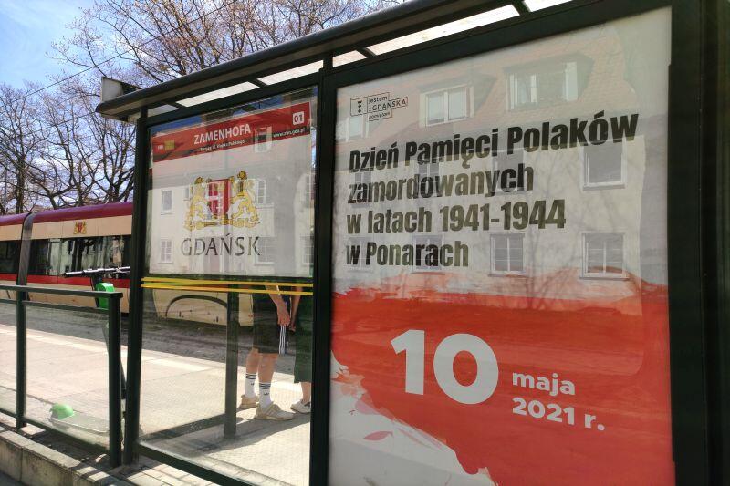 O rocznicy Zbrodni w Ponarach przypominały plakaty, które pojawiły się na przystankach komunikacji miejskiej w Gdańsku