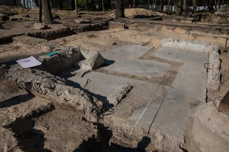 Archeolodzy odsłonili pozostałości ścian kondygnacji piwnicznej oraz posadzki wartowni nr 5