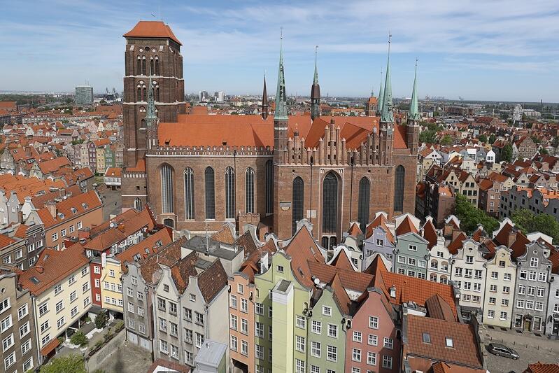Biserica Sf. Maria, Macaraua, Curtea Artus.  Aflați despre curiozitatea lui Brick Gothic în Gdansk