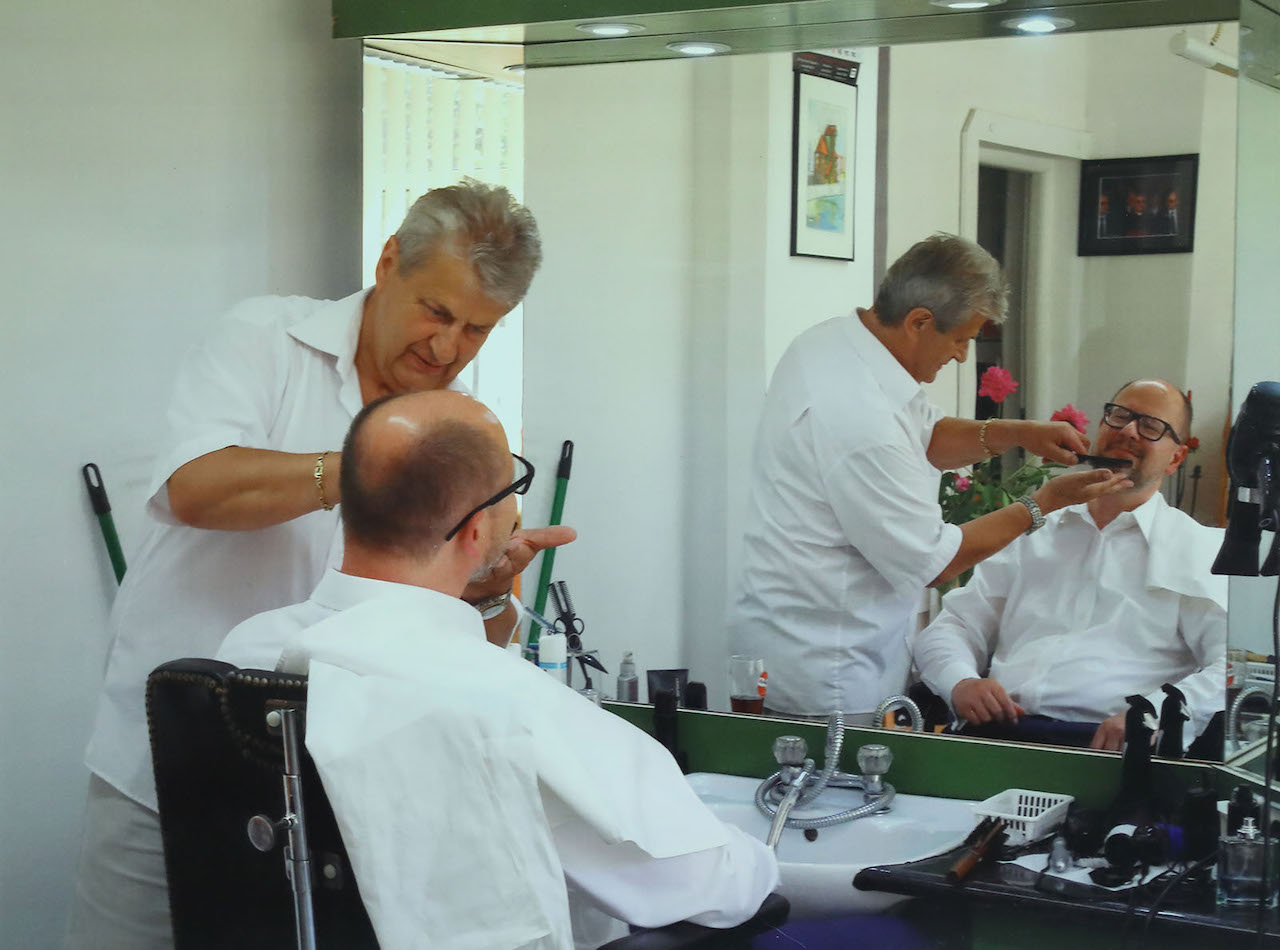 Mayor Adamowicz easily became attached to people and places. He was a regular patron of barber Kazimierz Janta in Podwale Staromiejskie St. for almost a quarter-century. 