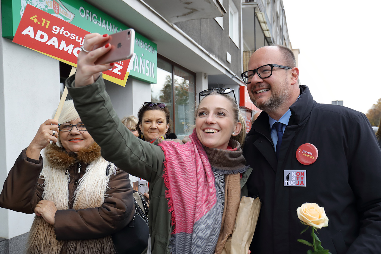 People taking a street selfie with Mayor Adamowicz was a common sight, not just during election campaigns. This one was taken in Podwale Staromiejskie St. next to Gdańsk’s Market Hall.