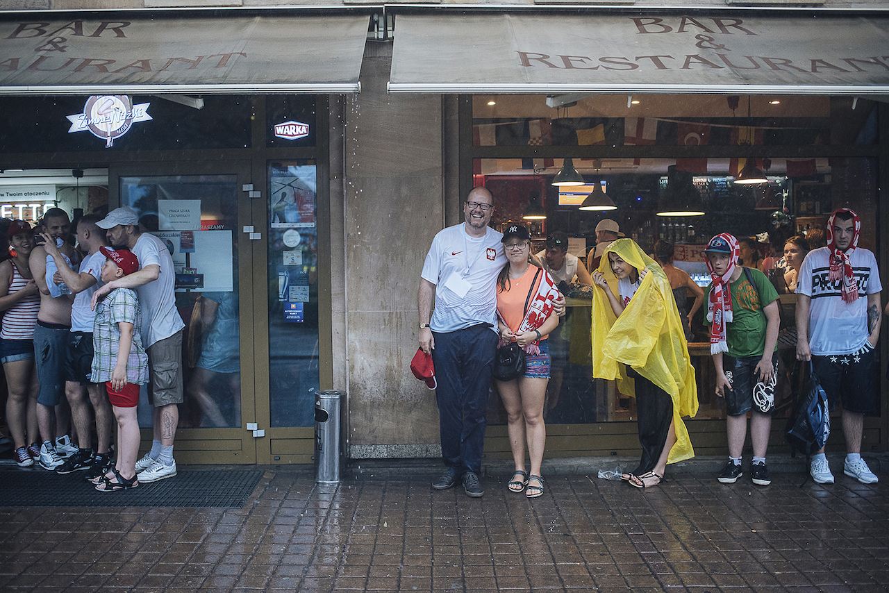 Paweł Adamowicz with his older daughter Antonina at EURO 2012. A big rainstorm fell in Gdańsk that day, so, just like the other fans, they found shelter under the awning of a restaurant in the Wybrzeże Theatre building.