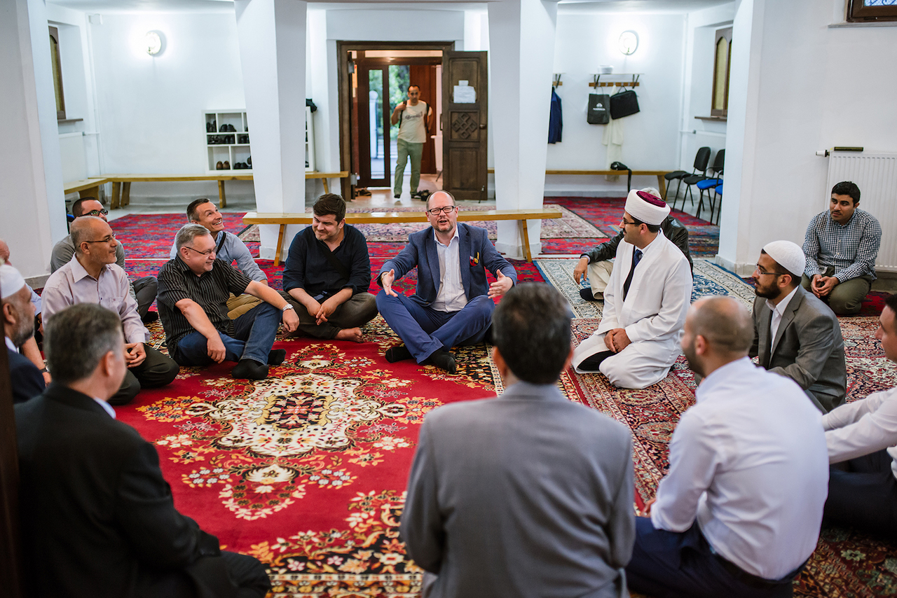 Paweł Adamowicz as a guest of the mosque in Gdańsk’s Oliwa district. The Muslim community hosted a eid dinner to mark the end of Ramadan in July 2016.