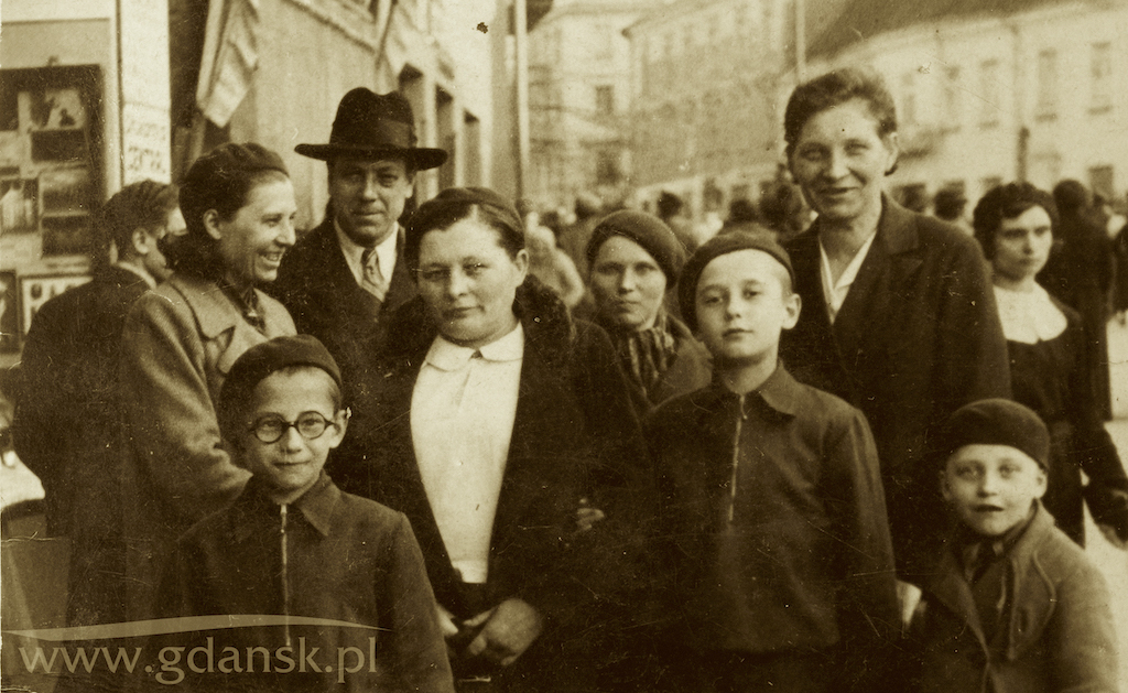 The Adamowicz family and their kin in Wielka St. in Vilnius, second half of the 1930s. The man in the hat is Paweł’s grandfather Wincenty, who was persuaded to come to Gdańsk by Prof. Włodzimierz Mozołowski. In front of him, in the coat and white shirt, is grandmother Pelagia. The tallest boy is Ryszard who would become Paweł Adamowicz’s father. The boy in the eyeglasses is Leon, Ryszard’s brother