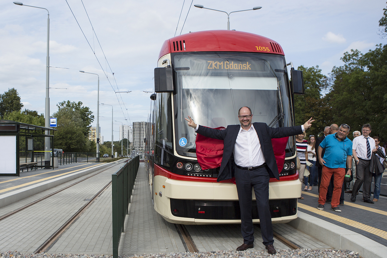 A joyous moment: the opening of a tram line to Morena in 2015. The Mayor is looking toward a street that would link the Morena and Jasień districts. He could not have known that this street would be named Paweł Adamowicz Avenue.