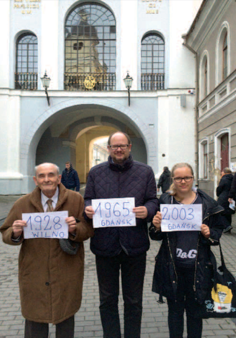 Trzy pokolenia rodziny Adamowiczów przed Ostrą Brama w Wilnie. Od lewej: Ryszard, Paweł, Antonina; zdjęcie wykonane w 2016 roku